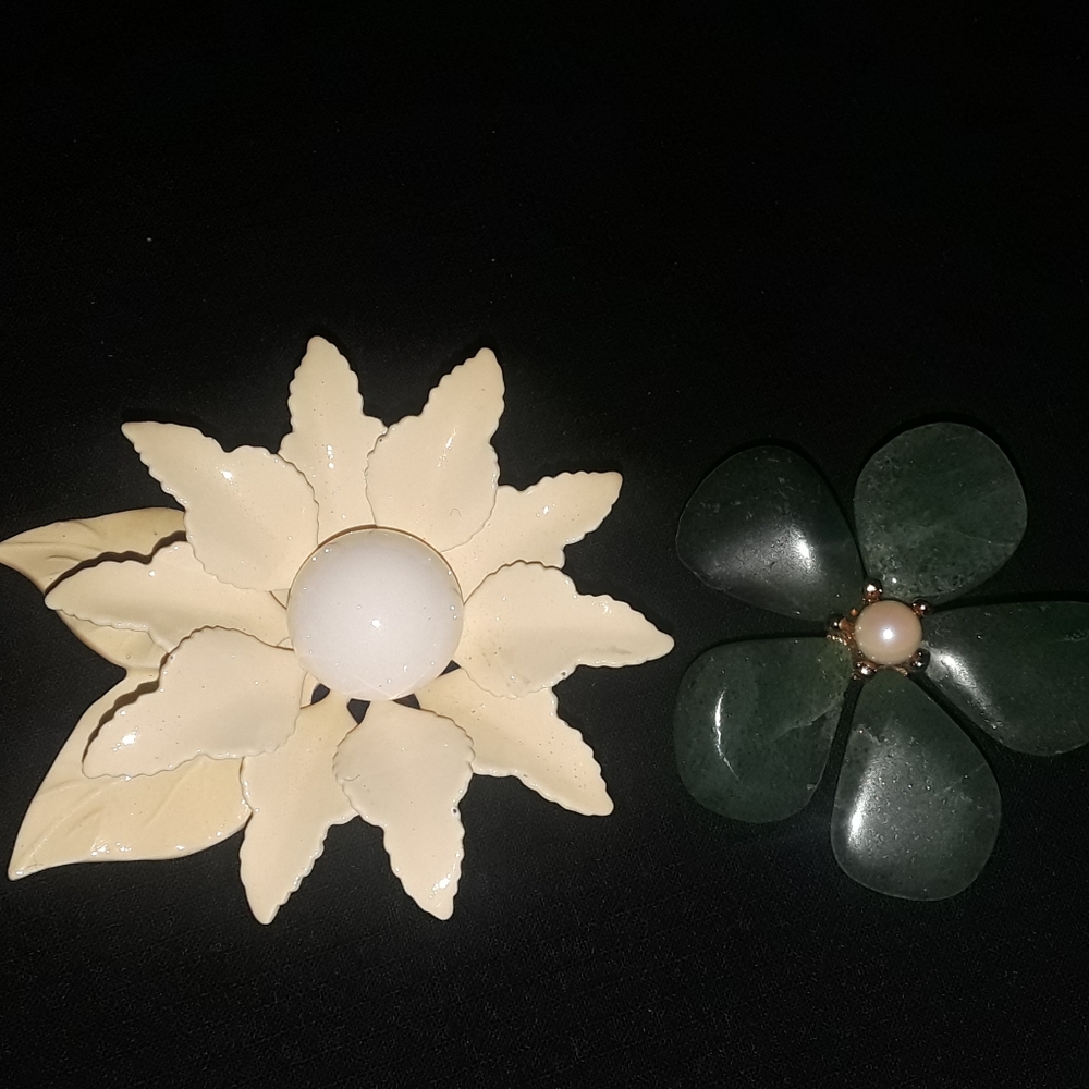 2 flower brooches vintage costume jewelry.